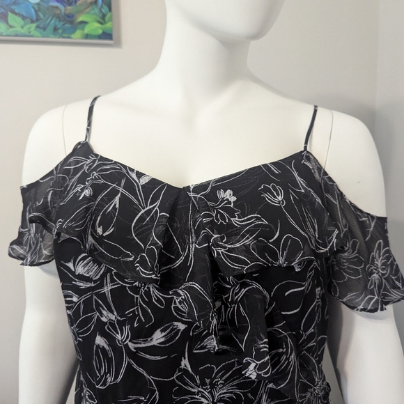 London Times Woman Black & White Floral Formal or Cocktail Dress with Ruffle - Picture 4 of 6